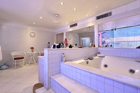 Apartamento à venda com 330m², 4 quartos e 2 vagas Apartamento à venda com 330m², 4 quartos e 2 vagasBanheiro da Suíte 1