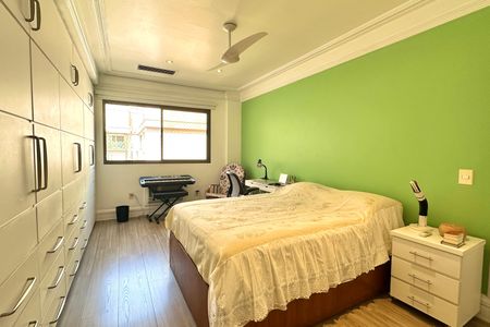 Apartamento à venda com 330m², 4 quartos e 2 vagas Apartamento à venda com 330m², 4 quartos e 2 vagasQuarto