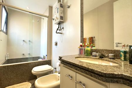 Apartamento à venda com 330m², 4 quartos e 2 vagas Apartamento à venda com 330m², 4 quartos e 2 vagasBanheiro da Suíte 2