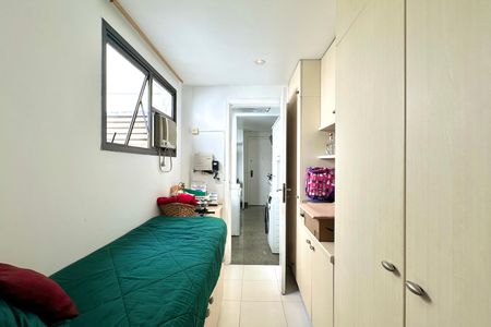Apartamento à venda com 330m², 4 quartos e 2 vagas Apartamento à venda com 330m², 4 quartos e 2 vagasQuarto de Serviço
