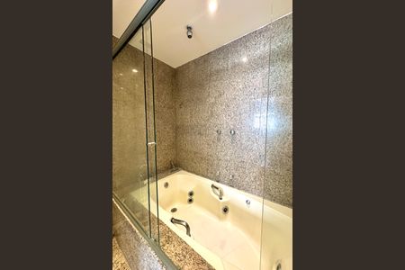 Apartamento à venda com 330m², 4 quartos e 2 vagas Apartamento à venda com 330m², 4 quartos e 2 vagasBanheiro da Suíte 3