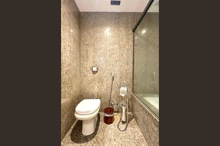 Apartamento à venda com 330m², 4 quartos e 2 vagas Apartamento à venda com 330m², 4 quartos e 2 vagasBanheiro da Suíte 3