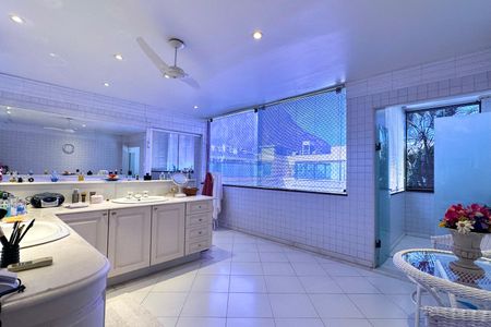 Apartamento à venda com 330m², 4 quartos e 2 vagas Apartamento à venda com 330m², 4 quartos e 2 vagasBanheiro da Suíte 1