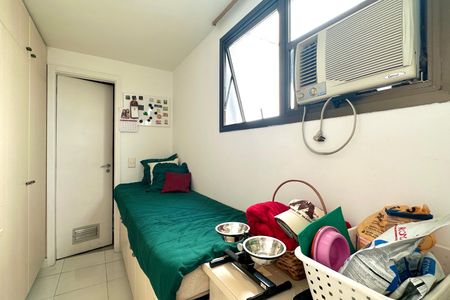 Apartamento à venda com 330m², 4 quartos e 2 vagas Apartamento à venda com 330m², 4 quartos e 2 vagasQuarto de Serviço