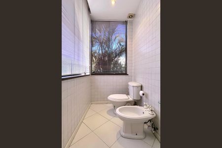 Apartamento à venda com 330m², 4 quartos e 2 vagas Apartamento à venda com 330m², 4 quartos e 2 vagasBanheiro da Suíte 1