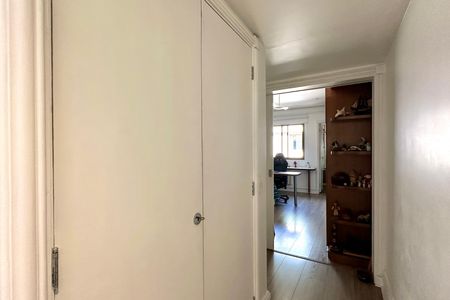 Apartamento à venda com 330m², 4 quartos e 2 vagas Apartamento à venda com 330m², 4 quartos e 2 vagasQuarto