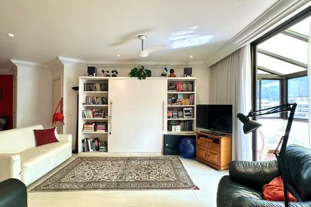 Apartamento à venda com 330m², 4 quartos e 2 vagas Apartamento à venda com 330m², 4 quartos e 2 vagasSuíte 1