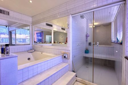 Apartamento à venda com 330m², 4 quartos e 2 vagas Apartamento à venda com 330m², 4 quartos e 2 vagasBanheiro da Suíte 1