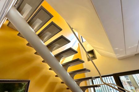 Apartamento à venda com 330m², 4 quartos e 2 vagas Apartamento à venda com 330m², 4 quartos e 2 vagasEscada