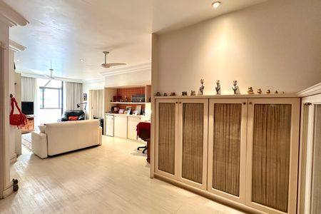 Apartamento à venda com 330m², 4 quartos e 2 vagas Apartamento à venda com 330m², 4 quartos e 2 vagasSuíte 1