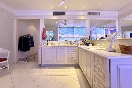 Apartamento à venda com 330m², 4 quartos e 2 vagas Apartamento à venda com 330m², 4 quartos e 2 vagasBanheiro da Suíte 1