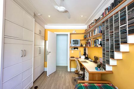 Apartamento à venda com 330m², 4 quartos e 2 vagas Apartamento à venda com 330m², 4 quartos e 2 vagasQuarto