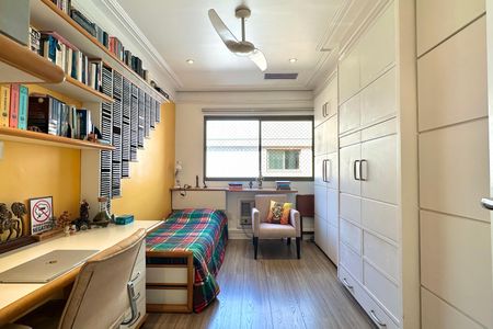 Apartamento à venda com 330m², 4 quartos e 2 vagas Apartamento à venda com 330m², 4 quartos e 2 vagasQuarto