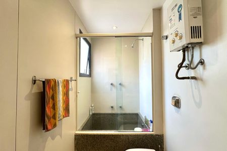 Apartamento à venda com 330m², 4 quartos e 2 vagas Apartamento à venda com 330m², 4 quartos e 2 vagasBanheiro da Suíte 2