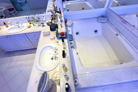 Apartamento à venda com 330m², 4 quartos e 2 vagas Apartamento à venda com 330m², 4 quartos e 2 vagasBanheiro da Suíte 1