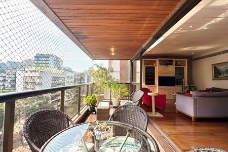 Apartamento à venda com 330m², 4 quartos e 2 vagas Apartamento à venda com 330m², 4 quartos e 2 vagasSala