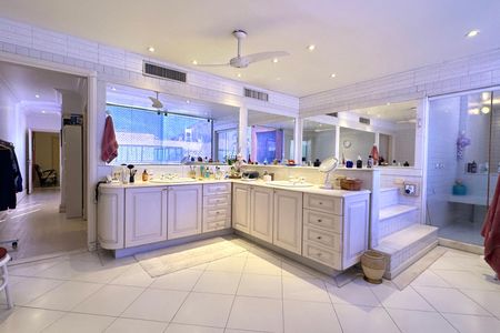 Apartamento à venda com 330m², 4 quartos e 2 vagas Apartamento à venda com 330m², 4 quartos e 2 vagasBanheiro da Suíte 1