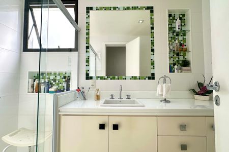 Apartamento à venda com 330m², 4 quartos e 2 vagas Apartamento à venda com 330m², 4 quartos e 2 vagasBanheiro Social