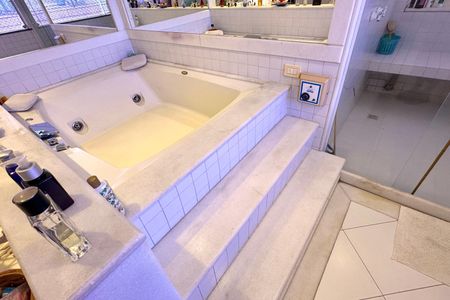 Apartamento à venda com 330m², 4 quartos e 2 vagas Apartamento à venda com 330m², 4 quartos e 2 vagasBanheiro da Suíte 1