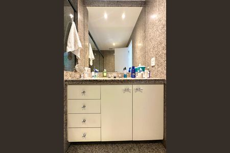 Apartamento à venda com 330m², 4 quartos e 2 vagas Apartamento à venda com 330m², 4 quartos e 2 vagasSuíte 3