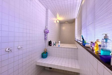 Apartamento à venda com 330m², 4 quartos e 2 vagas Apartamento à venda com 330m², 4 quartos e 2 vagasBanheiro da Suíte 1