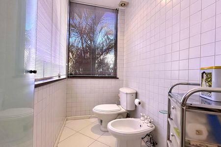 Apartamento à venda com 330m², 4 quartos e 2 vagas Apartamento à venda com 330m², 4 quartos e 2 vagasBanheiro da Suíte 1