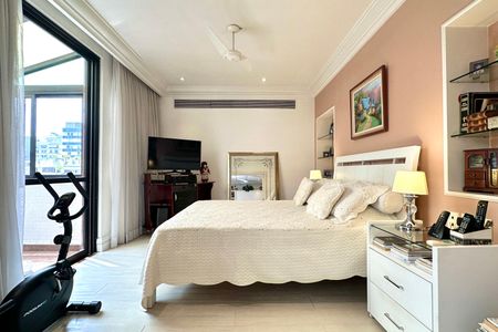 Apartamento à venda com 330m², 4 quartos e 2 vagas Apartamento à venda com 330m², 4 quartos e 2 vagasSuíte 1