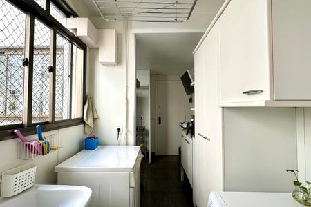 Apartamento à venda com 330m², 4 quartos e 2 vagas Apartamento à venda com 330m², 4 quartos e 2 vagasÁrea de Serviço