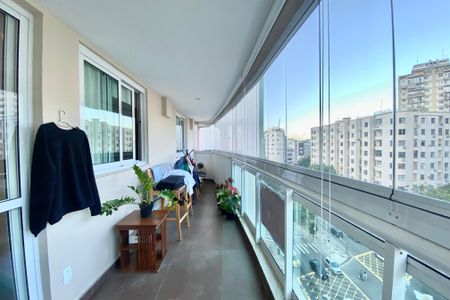 Apartamento à venda com 165m², 4 quartos e 1 vaga Apartamento à venda com 165m², 4 quartos e 1 vagaVaranda