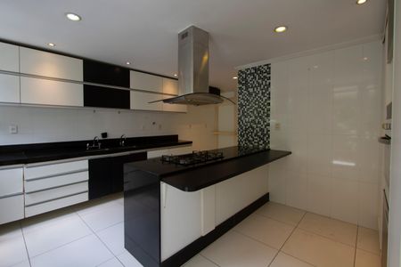 Casa à venda com 450m², 4 quartos e 5 vagas Casa à venda com 450m², 4 quartos e 5 vagasCozinha