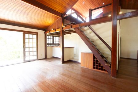 Casa à venda com 450m², 4 quartos e 5 vagas Casa à venda com 450m², 4 quartos e 5 vagasEspaço andar superior