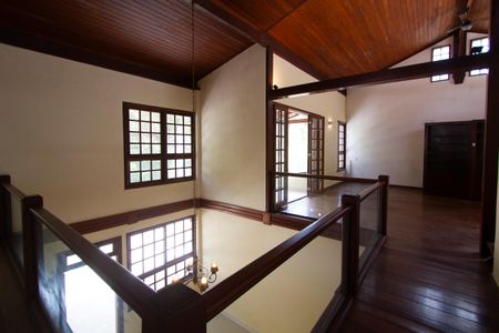 Casa à venda com 450m², 4 quartos e 5 vagas Casa à venda com 450m², 4 quartos e 5 vagasCorredor 2 do andar