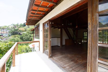 Casa à venda com 450m², 4 quartos e 5 vagas Casa à venda com 450m², 4 quartos e 5 vagasVaranda área superior