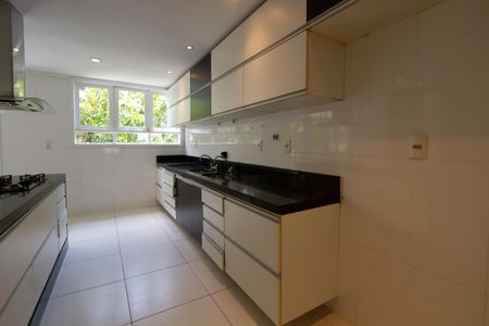 Casa à venda com 450m², 4 quartos e 5 vagas Casa à venda com 450m², 4 quartos e 5 vagasCozinha