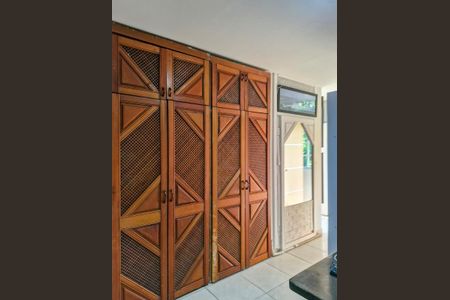 Casa à venda com 450m², 4 quartos e 5 vagas Casa à venda com 450m², 4 quartos e 5 vagasCasa 2 subterrânea - Escritório