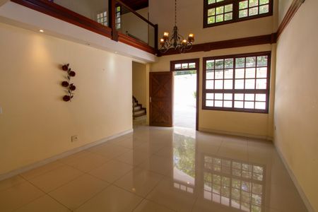 Casa à venda com 450m², 4 quartos e 5 vagas Casa à venda com 450m², 4 quartos e 5 vagasSala