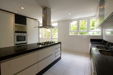 Casa à venda com 450m², 4 quartos e 5 vagas Casa à venda com 450m², 4 quartos e 5 vagasCozinha