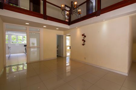 Casa à venda com 450m², 4 quartos e 5 vagas Casa à venda com 450m², 4 quartos e 5 vagasSala