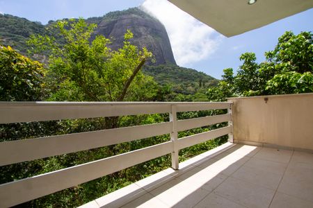 Casa à venda com 450m², 4 quartos e 5 vagas Casa à venda com 450m², 4 quartos e 5 vagasVaranda Suíte 2