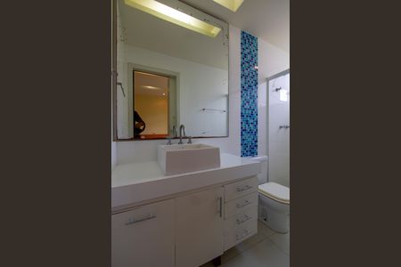 Casa à venda com 450m², 4 quartos e 5 vagas Casa à venda com 450m², 4 quartos e 5 vagasBanheiro da Suíte 1