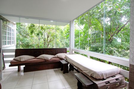 Casa à venda com 450m², 4 quartos e 5 vagas Casa à venda com 450m², 4 quartos e 5 vagasCasa 2 subterrânea - Sala