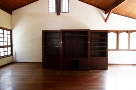 Casa à venda com 450m², 4 quartos e 5 vagas Casa à venda com 450m², 4 quartos e 5 vagasEspaço andar superior