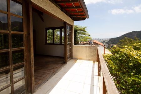 Casa à venda com 450m², 4 quartos e 5 vagas Casa à venda com 450m², 4 quartos e 5 vagasVaranda área superior