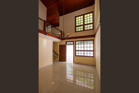 Casa à venda com 450m², 4 quartos e 5 vagas Casa à venda com 450m², 4 quartos e 5 vagasSala