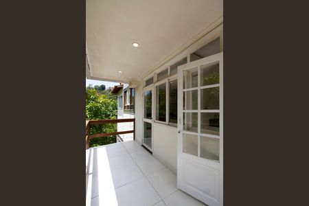 Casa à venda com 450m², 4 quartos e 5 vagas Casa à venda com 450m², 4 quartos e 5 vagasVaranda Área de Serviço