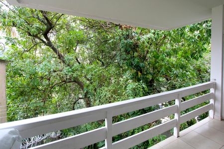 Casa à venda com 450m², 4 quartos e 5 vagas Casa à venda com 450m², 4 quartos e 5 vagasÁrea Externa