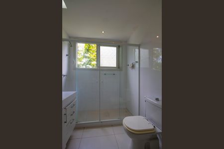 Casa à venda com 450m², 4 quartos e 5 vagas Casa à venda com 450m², 4 quartos e 5 vagasBanheiro da Suíte 2