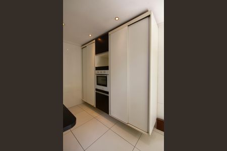 Casa à venda com 450m², 4 quartos e 5 vagas Casa à venda com 450m², 4 quartos e 5 vagasCozinha