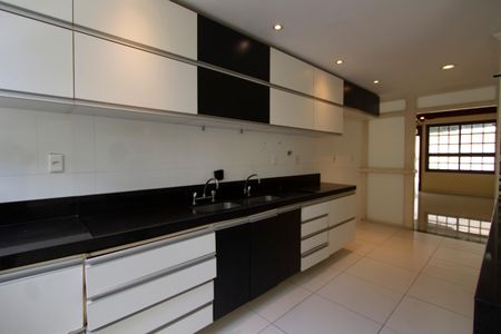 Casa à venda com 450m², 4 quartos e 5 vagas Casa à venda com 450m², 4 quartos e 5 vagasCozinha