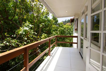 Casa à venda com 450m², 4 quartos e 5 vagas Casa à venda com 450m², 4 quartos e 5 vagasVaranda Área de Serviço